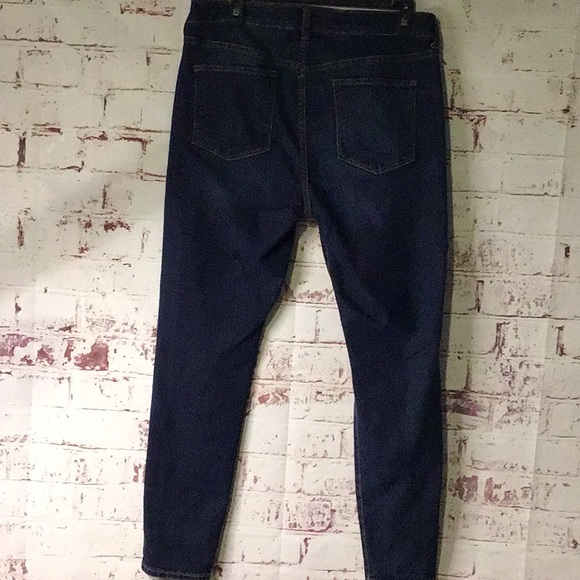 sac961👖Old Navy Mid Rise Rockstar Size 14 w/29” Inseam  Demin Jeans - Picture 8 of 8